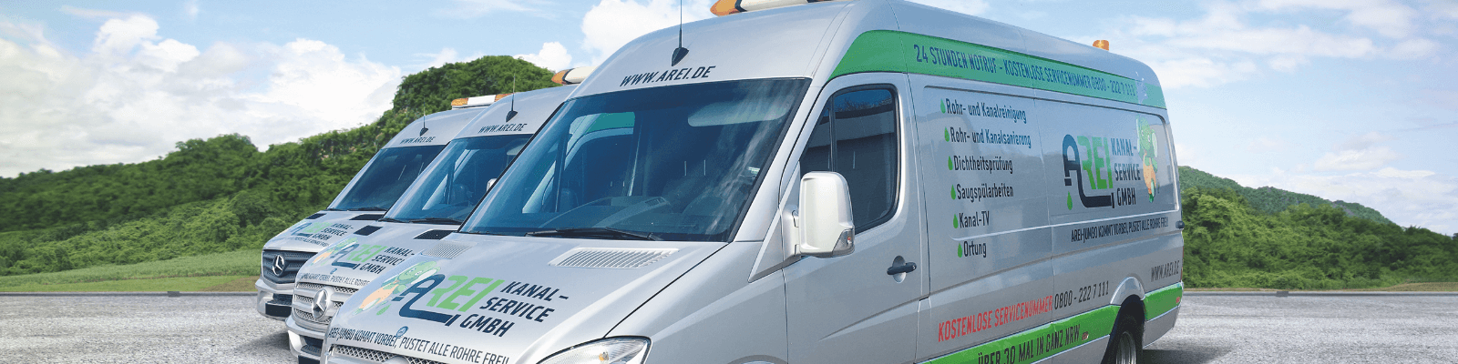 Firmenwagen stehen in einer Reihe